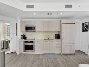55 SW 9th St in Miami, FL - Foto de edificio - Building Photo