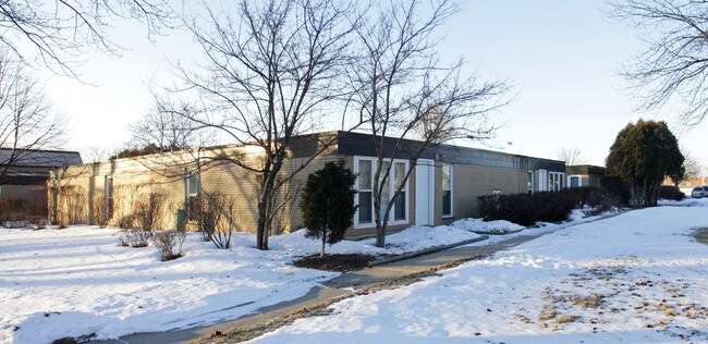 930 E Shady Way in Arlington Heights, IL - Foto de edificio - Building Photo