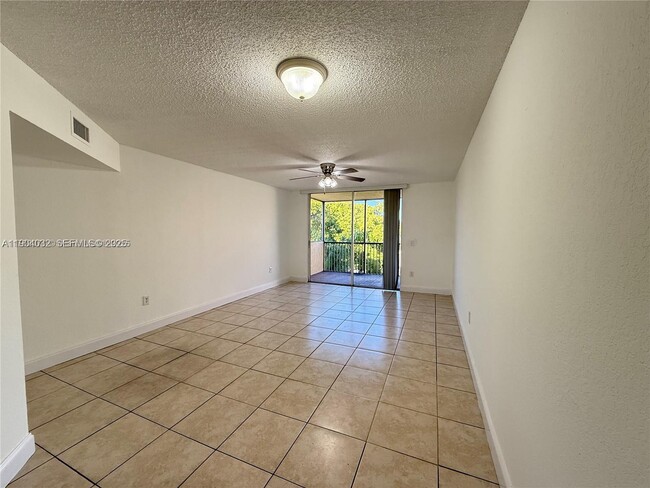8225 Lake Dr in Doral, FL - Building Photo - Building Photo