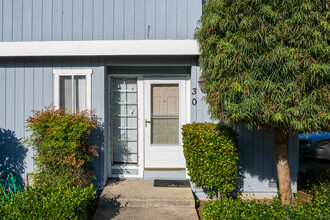 Redwood Glen in Castro Valley, CA - Building Photo - Building Photo