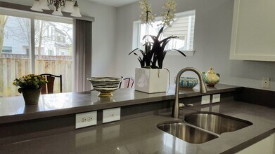 16832 NW Oak Creek Dr in Beaverton, OR - Building Photo - Building Photo