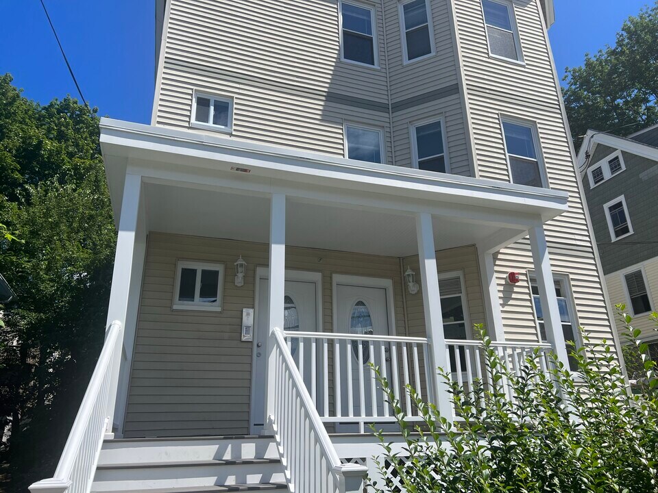 31 Raymond Ave, Unit 3 in Somerville, MA - Building Photo