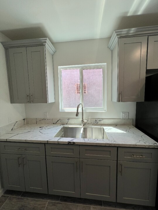 2333 S Mansfield Ave in Los Angeles, CA - Foto de edificio