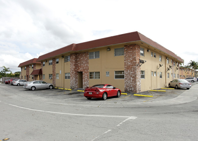 1420 W 72nd St in Hialeah, FL - Foto de edificio - Building Photo