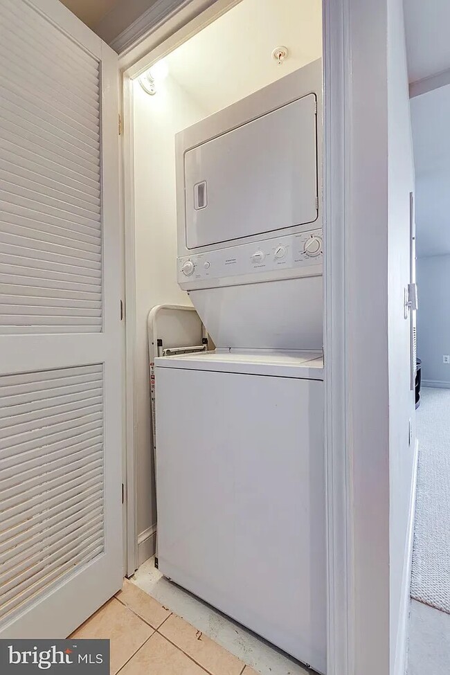 2451 Midtown Ave, Unit 610 in Alexandria, VA - Building Photo - Building Photo