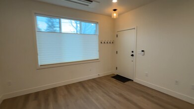 7026 SE Duke St in Portland, OR - Building Photo - Building Photo