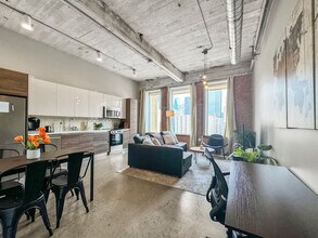 555 Evergreen St in Dallas, TX - Building Photo - Building Photo