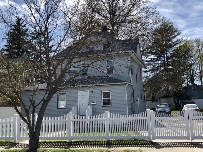 168 Bedell St in Freeport, NY - Foto de edificio - Building Photo