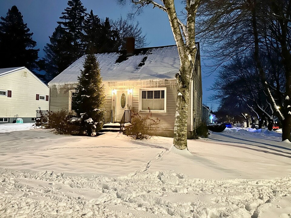 6 W Commonwealth Dr in Portland, ME - Foto de edificio