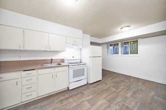 7582 SW Hunziker Rd in Portland, OR - Building Photo - Building Photo