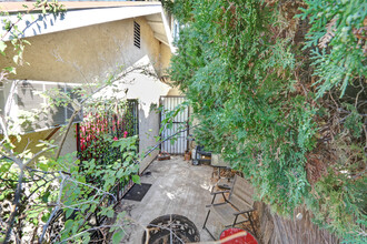 732 Tularosa Dr in Los Angeles, CA - Building Photo - Building Photo