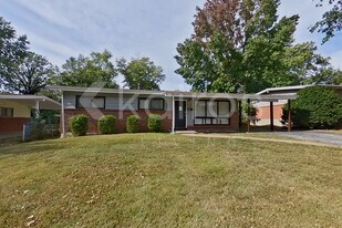 425 St Edward Ln in Florissant, MO - Building Photo