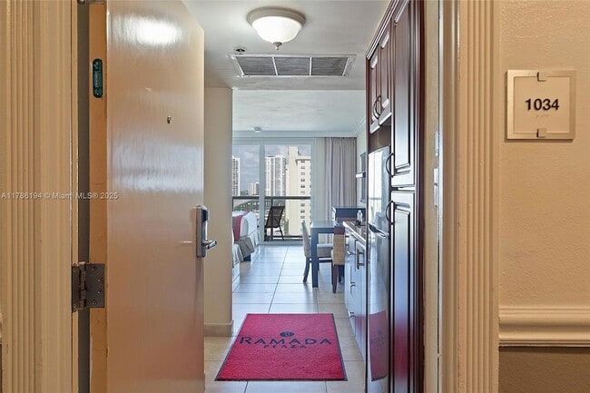 19201 Collins Ave, Unit 1034 in Sunny Isles Beach, FL - Building Photo - Building Photo