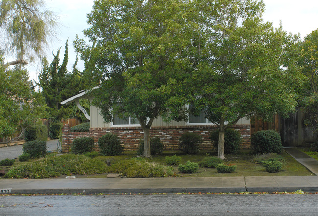 1920-1930 Marich Way in Mountain View, CA - Building Photo - Building Photo