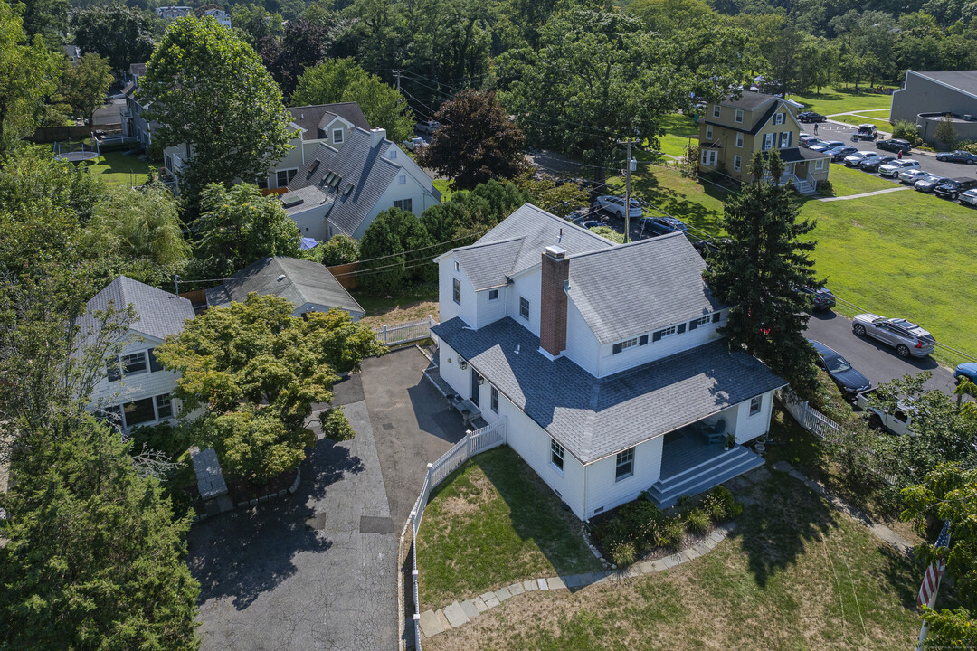 28 West End Ave in Greenwich, CT - Foto de edificio