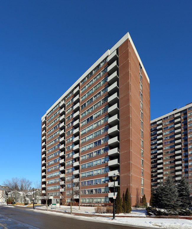 Elizabeth Manor Apartments in Burlington, ON - Building Photo - Primary Photo