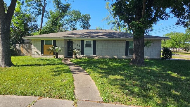 property at 5502 Chantilly Ln