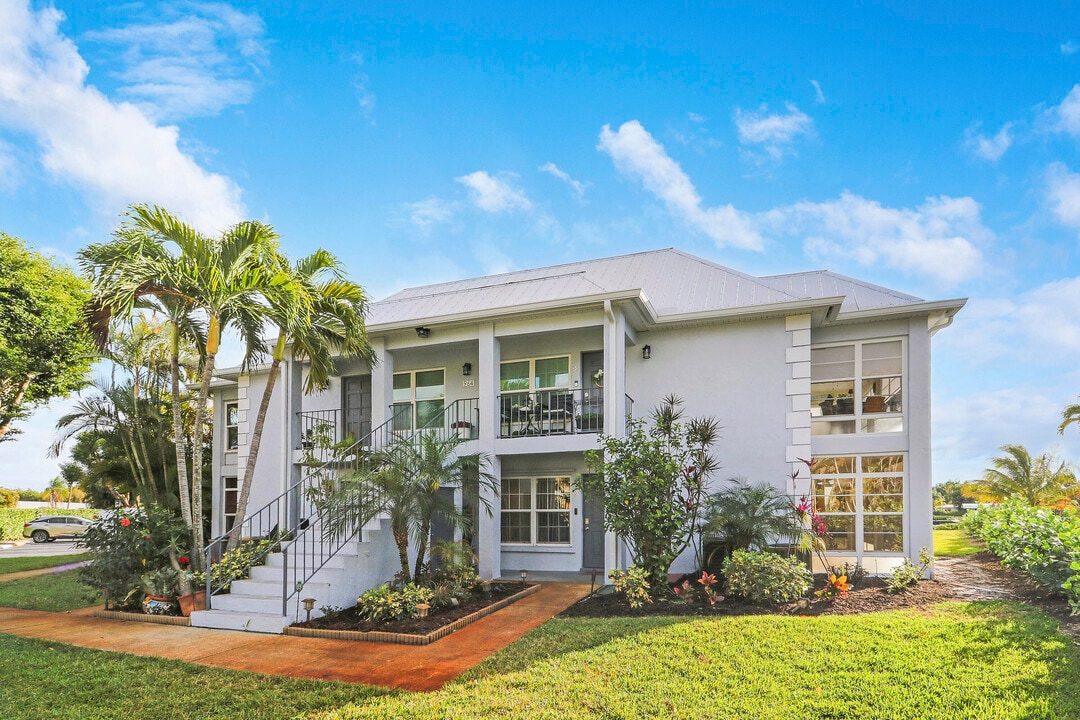 964 NW Spruce Ridge Dr in Stuart, FL - Building Photo