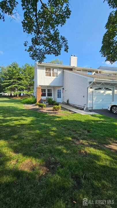 9 Sandpiper Dr in Sayreville, NJ - Foto de edificio