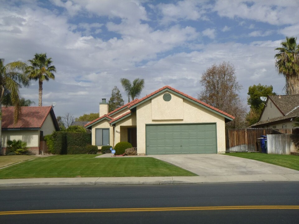 8800 Carvalho Ct in Bakersfield, CA - Building Photo