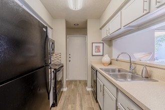 Pinehurst Place Apartments in Mesquite, TX - Foto de edificio - Building Photo