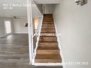 901 S Ripple Creek Dr in Houston, TX - Building Photo - Building Photo