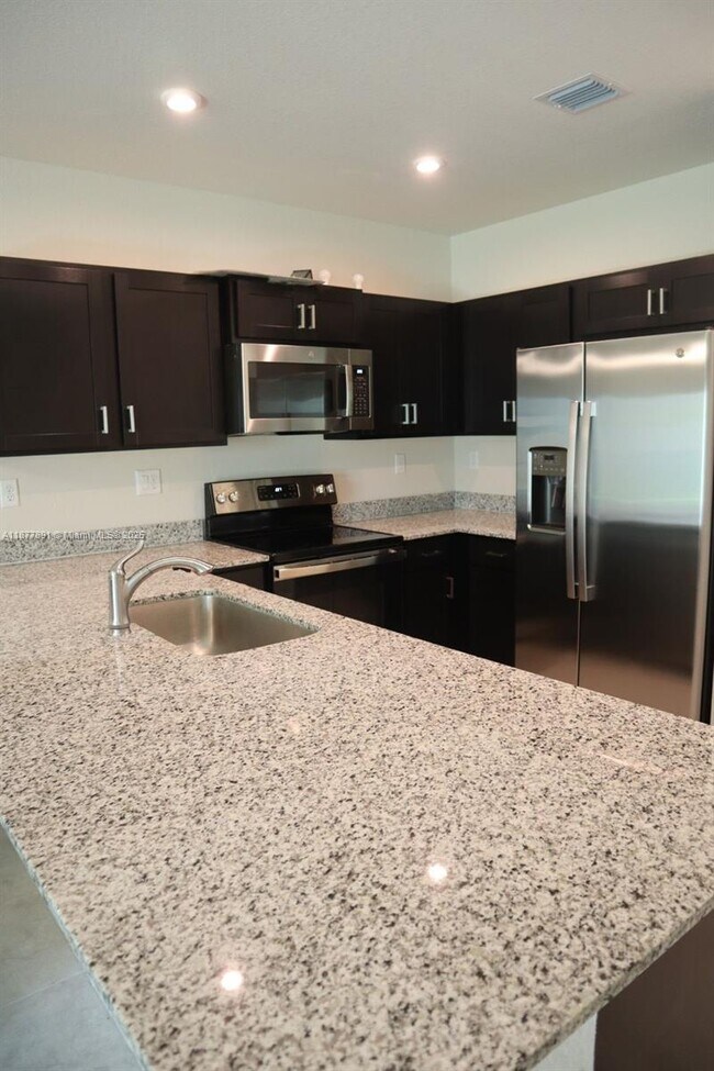 1040 NW 5th Terrace in Florida City, FL - Building Photo - Building Photo
