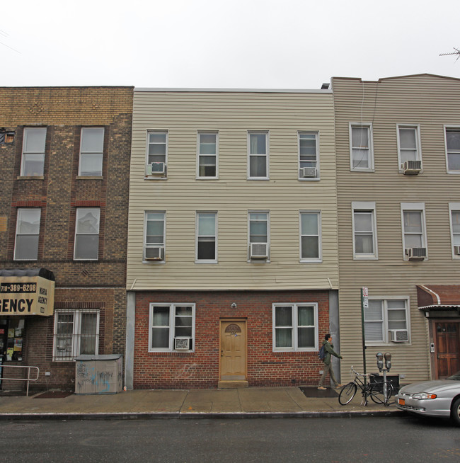 586 Manhattan Ave in Brooklyn, NY - Building Photo - Building Photo