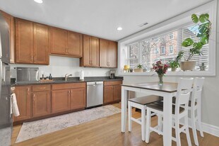 2307 W Walton St, Unit GW in Chicago, IL - Building Photo