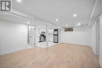 278 Alex Doner Dr in Newmarket, ON - Building Photo - Building Photo