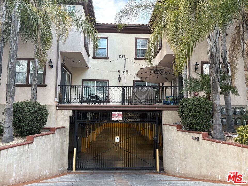 1027 W Angeleno Ave in Burbank, CA - Building Photo