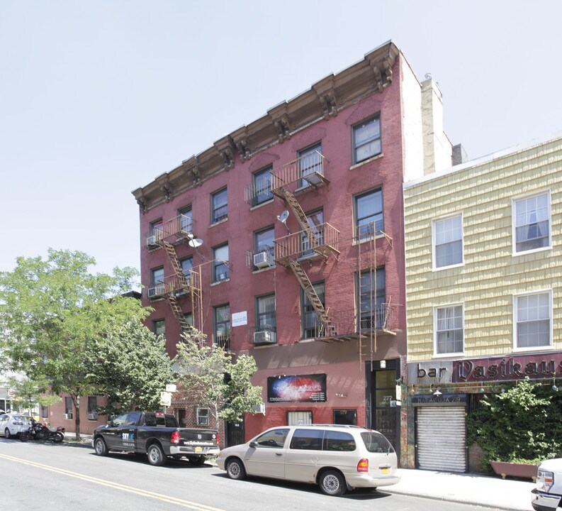 273-277 Grand St in Brooklyn, NY - Building Photo