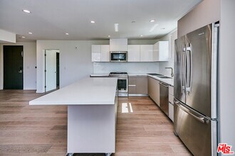 328 N Maple Dr in Beverly Hills, CA - Building Photo - Building Photo