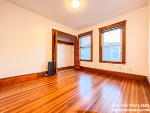 567 Riverside Ave, Unit 2 in Medford, MA - Foto de edificio - Building Photo