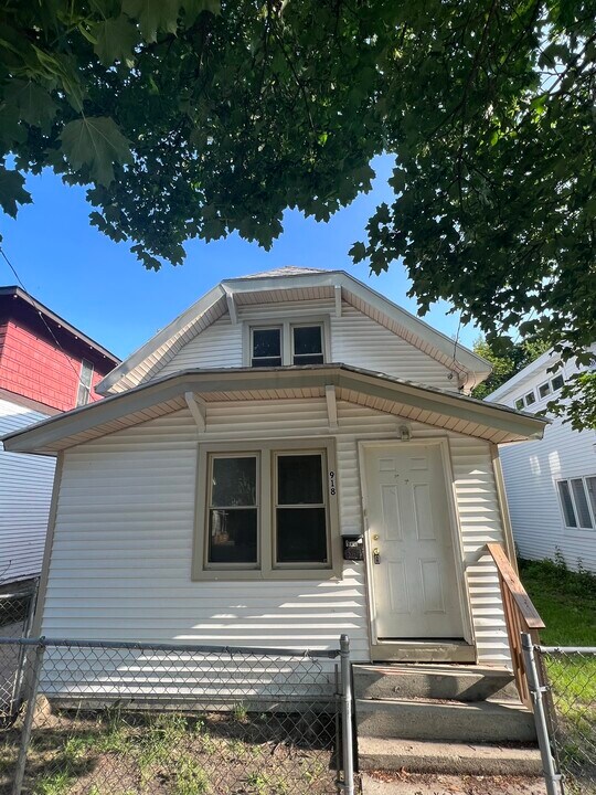 918 Logan St SE in Grand Rapids, MI - Building Photo