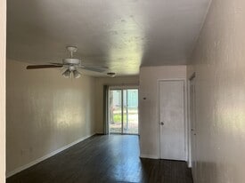 627 SW 69th Terrace in Gainesville, FL - Building Photo