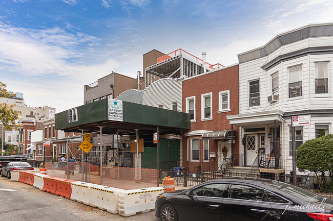 27 27th St in Astoria, NY - Foto de edificio - Building Photo