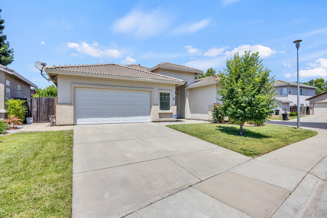 9259 Crystal Falls Way in Elk Grove, CA - Building Photo