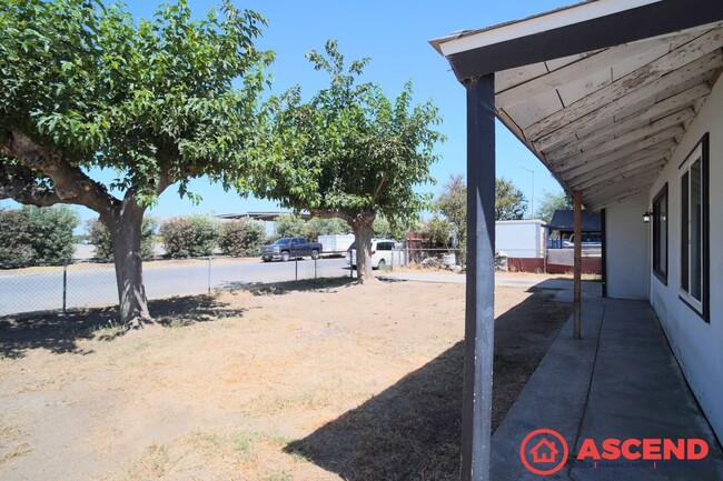 25428 Barbara St in Arvin, CA - Building Photo - Building Photo