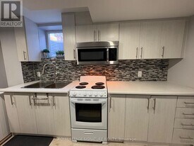 731 Bennett Blvd in Milton, ON - Building Photo