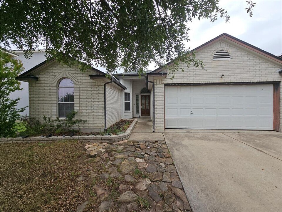 110 Lakemont Dr in Hutto, TX - Building Photo