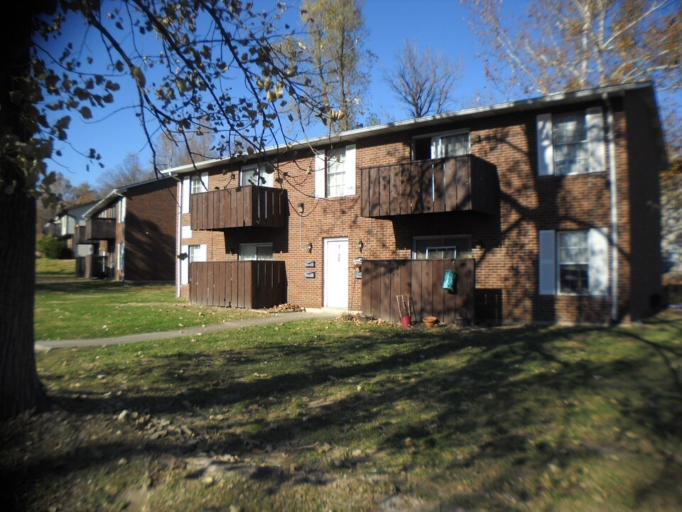 1108-1110 Apache Dr in Collinsville, IL - Foto de edificio