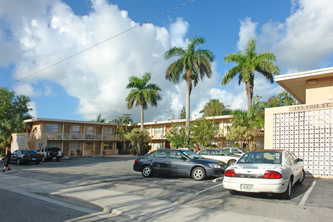 Varnel Apartments in Lake Worth, FL - Foto de edificio - Building Photo