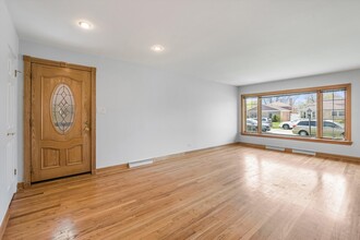 9233 Parkside Ave in Morton Grove, IL - Building Photo - Building Photo