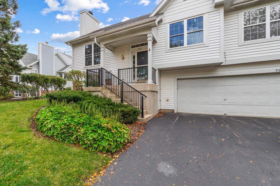 992 Manchester Cir in Grayslake, IL - Building Photo