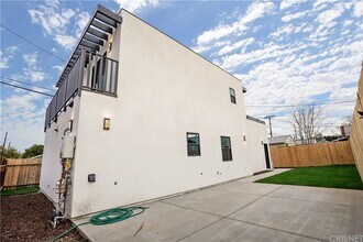 18060 W Oxnard St in Encino, CA - Building Photo - Building Photo
