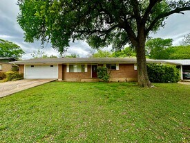 1102 Donna Kay Dr in Kerrville, TX - Building Photo
