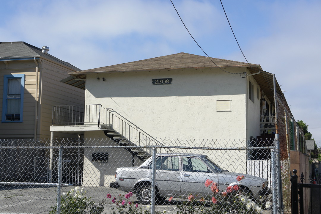 2209 E 23rd St in Oakland, CA - Building Photo