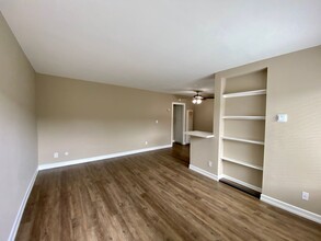 SF Casa Royale in San Diego, CA - Building Photo - Interior Photo