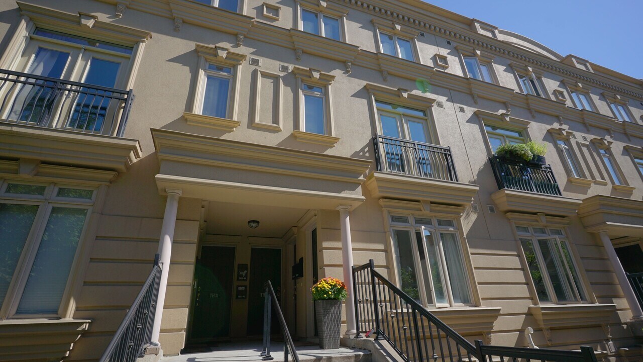 68-68 Carr St in Toronto, ON - Building Photo